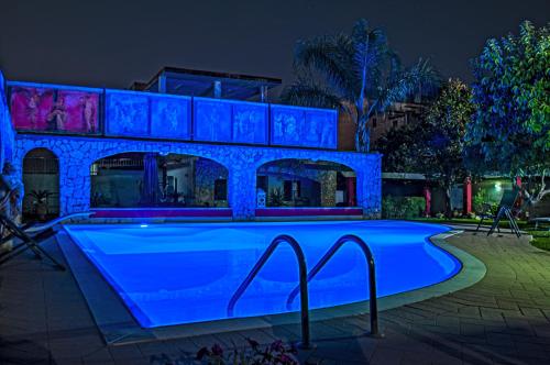 una piscina frente a una casa por la noche en Domus Parthenope, en Boscotrecase