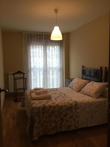 - une chambre avec un lit et des serviettes dans l'établissement Apartamento Rio Barayo, à Luarca