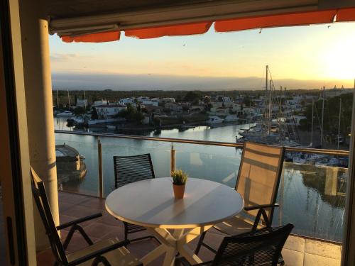 Vue Panoramique sur la Mediterrannée, appartement sur canal & proche plage
