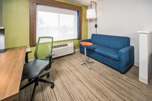 Posezení v ubytování Holiday Inn Express Chicago Northwest-Vernon Hills by IHG