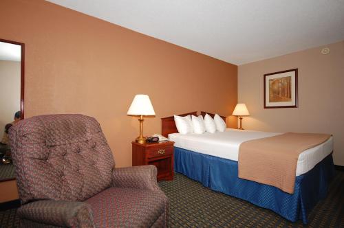 Кровать или кровати в номере Magnuson Hotel Red Baron