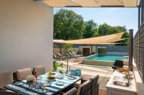 Villa La Mer with stalactite cave and pool bar