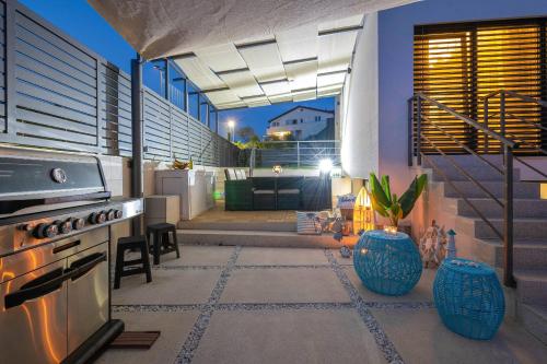 Villa La Mer with stalactite cave and pool bar
