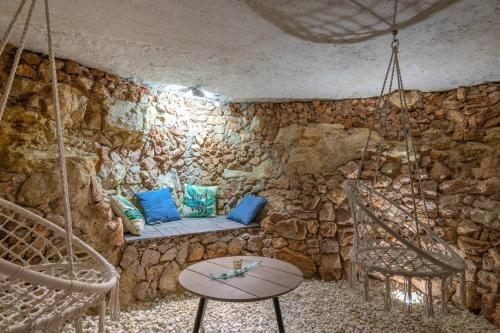 Villa La Mer with stalactite cave and pool bar