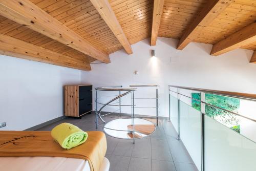 Habitación con cama y escalera de cristal en Aparthotel Las Palmeras Castelldefels, en Castelldefels