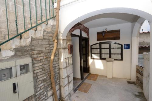 Muka bangunan atau pintu masuk Elena Rooms