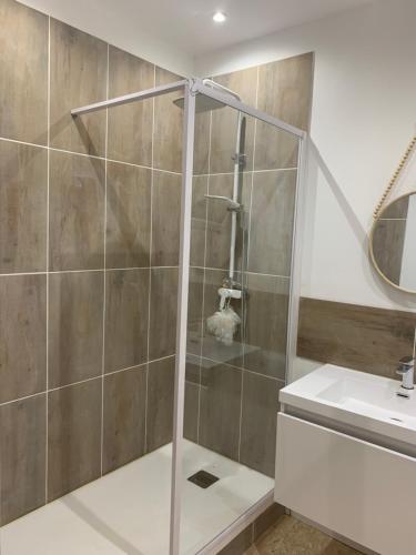 une salle de bain avec douche et lavabo dans l'établissement Margoo douceur de vivre au Panier SooHome, à Marseille