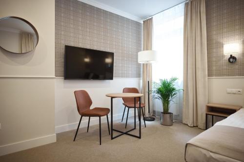 Μια τηλεόραση ή/και κέντρο ψυχαγωγίας στο Apartamenty Klasztorna 25