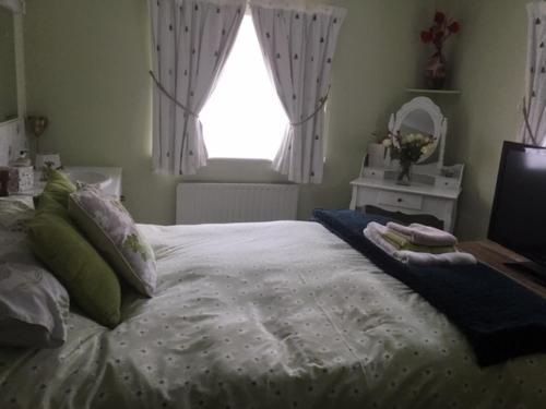 A bed or beds in a room at Lord Mayor's Cottage 