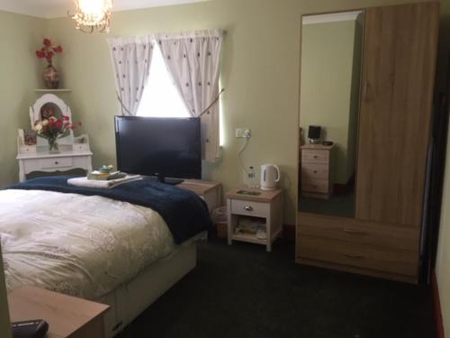 A bed or beds in a room at Lord Mayor's Cottage 