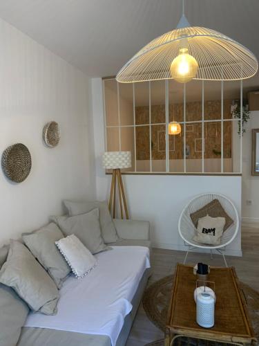 un salon avec un canapé et une table dans l'établissement Margoo douceur de vivre au Panier SooHome, à Marseille