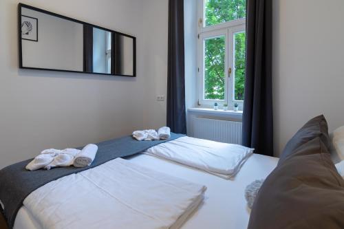 1 dormitorio con 2 camas y toallas. en Vienna Central Station Residence, en Viena