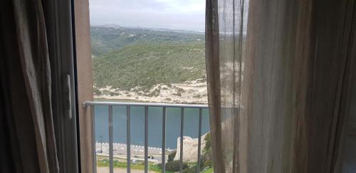 una finestra con vista sull'oceano di L'Escale chambres privées chez l'habitant JFDL a Bonifacio
