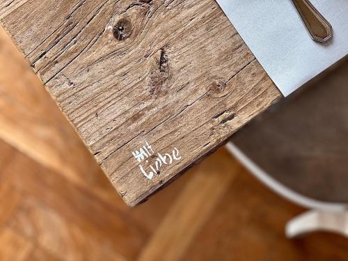 una mesa de madera con la palabra hrh escrita en ella en Stefans Gästezimmer, en Kirchhatten