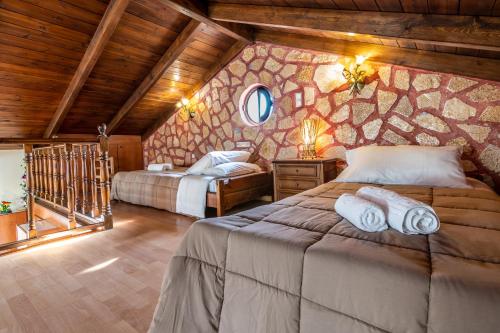 a bedroom with two beds in a room at Annlexander in Patsós