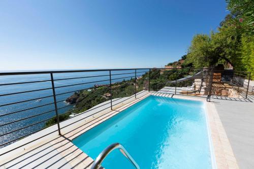 Majoituspaikassa BNB RENTING Breathtaking luxurious villa with sea-view in Théoule sur Mer tai sen lähellä sijaitseva uima-allas