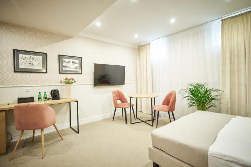 Televízia a/alebo spoločenská miestnosť v ubytovaní Apartamenty Klasztorna 25