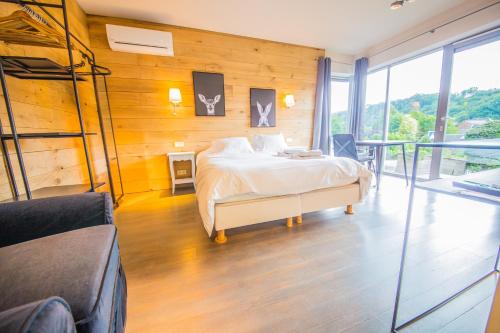 een slaapkamer met een stapelbed en een balkon bij Les studios du Verger in Durbuy