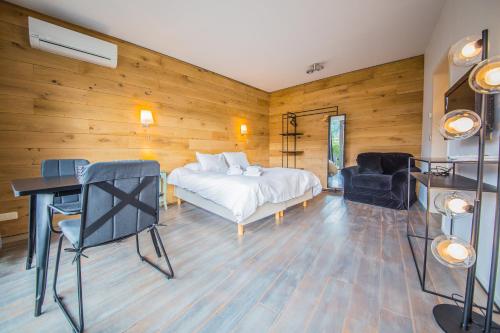 Llit o llits en una habitació de Les studios du Verger