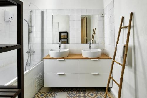 uma casa de banho com 2 lavatórios e um chuveiro em NOCNOC - Le Republique em Marselha