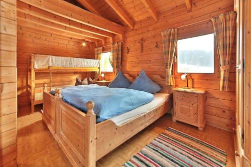 una camera con un letto in una baita di tronchi di Pension Maria a Hauzenberg