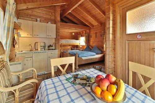 un cesto di frutta su un tavolo in una cabina di Pension Maria a Hauzenberg