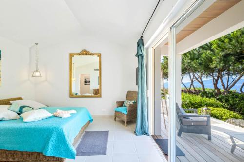 科蒂基亚瓦里A Casa Nostra的一间带床的卧室，可欣赏海景