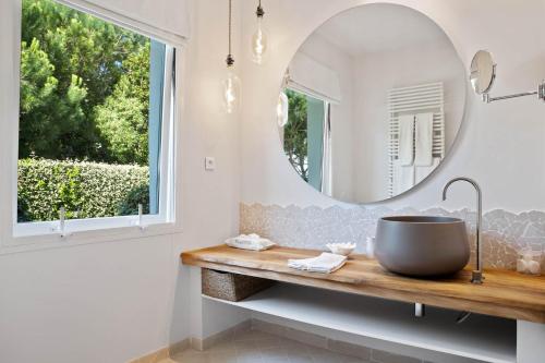 科蒂基亚瓦里A Casa Nostra的配有大镜子和水槽的浴室