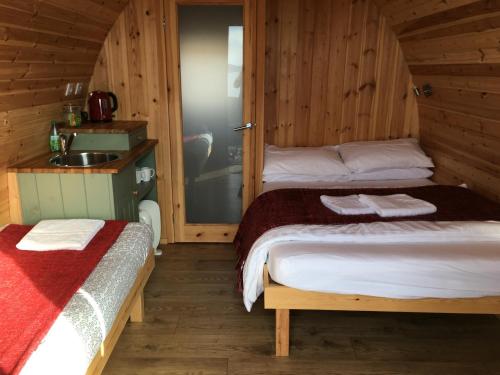baño con 2 camas y lavabo en una habitación en Acheninver Hostel, en Achiltibuie