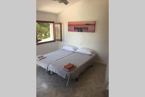 - une chambre avec un lit et un plateau dans l'établissement TPA - Les Tres Cales - 3, à L'Ametlla de Mar