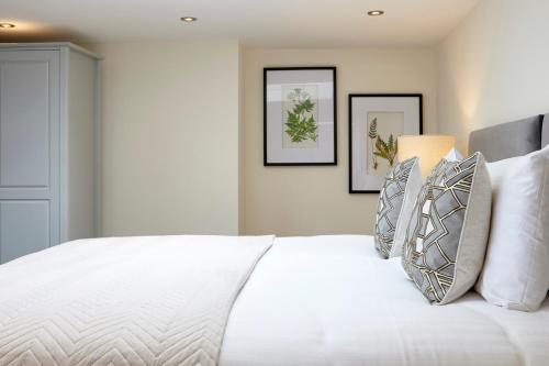 Llit o llits en una habitació de Redcliffe Parade No11 I Your Apartment