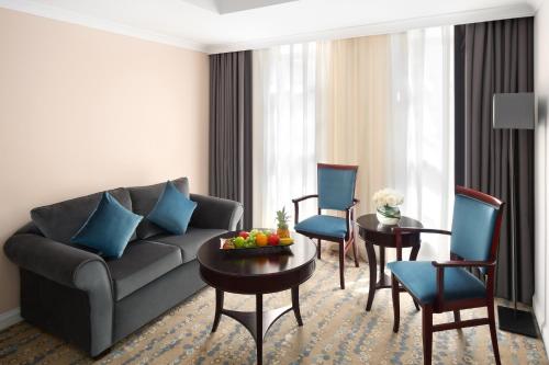 a living room with a couch and chairs and a table at Anwar Al Madinah Mövenpick in Al Madinah