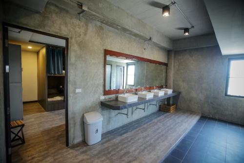 a bathroom with four sinks and a mirror at จ้าวหอม บูทิก โฮเทล in Phra Nakhon Si Ayutthaya