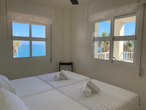 A bed or beds in a room at Fuentes de Nerja