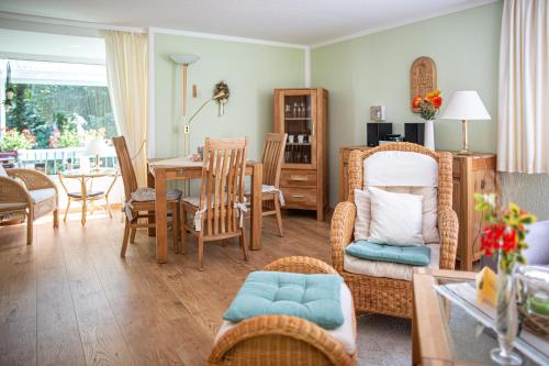 uma sala de estar com mesa e cadeiras em Ferienhaus Giesela **** em Wernigerode
