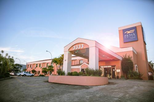a building with a sign on the front of it at Fênix Hotel Varginha in Varginha