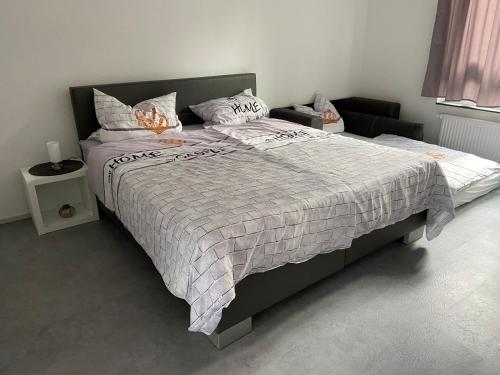 a bedroom with a large bed with a blanket at Aachener Ferienwohnung in Aachen