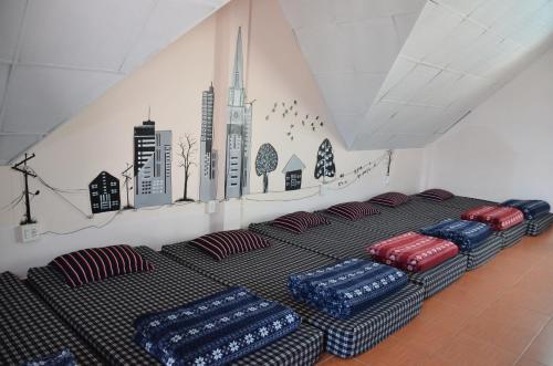 Pokój z szeregiem poduszek na ścianie w obiekcie Xen House w mieście Da Lat