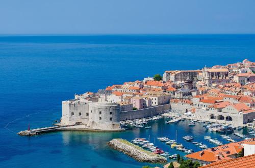 una vista aérea de una ciudad con barcos en un puerto en Apartments Cicko en Dubrovnik