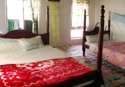 Postel nebo postele na pokoji v ubytování Edward Lake Retreat and Campsite, Kisenyi Village