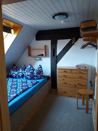 เตียงในห้องที่ de lüt Ferienhof Jameln