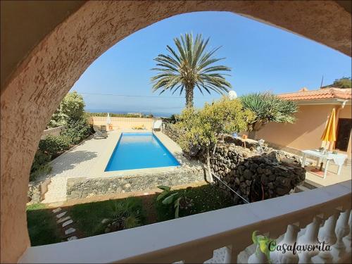 Vista de la piscina de Casafavorita - Meer- und Teideblick für Zwei o d'una piscina que hi ha a prop