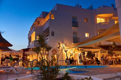 Bazén v ubytovaní Apartamentos Sabina Playa alebo v jeho blízkosti