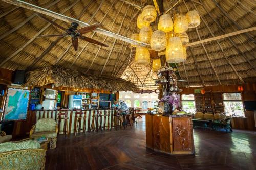 Photo de la galerie de l'établissement Thatch Caye Resort a Muy'Ono Resort, à Hopkins