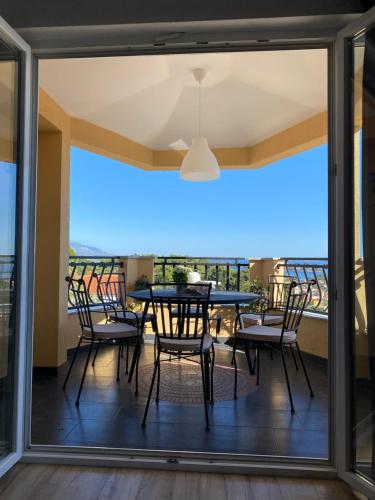 PalitにあるPenthouses Panoramaのテーブルと椅子のあるダイニングルーム