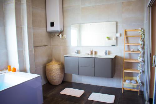 un bagno con lavandino e specchio di Le First Concept a Dakar