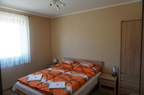 Tempat tidur dalam kamar di Boróka 2 Vendégház