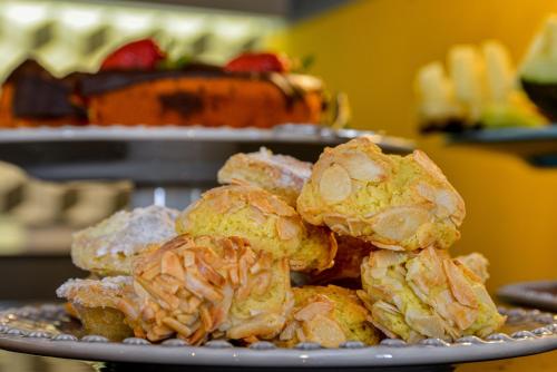 リスボンにあるSanta Luzia B&B - HOrigemの皿の上に座った食べ物