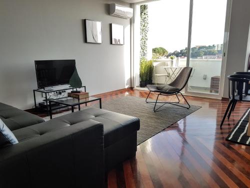 - un salon avec un canapé et une télévision dans l'établissement Best view in Lisbon!, à Lisbonne