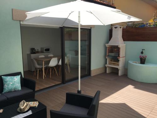a living room with a table and an umbrella at Salty House in Furadouro